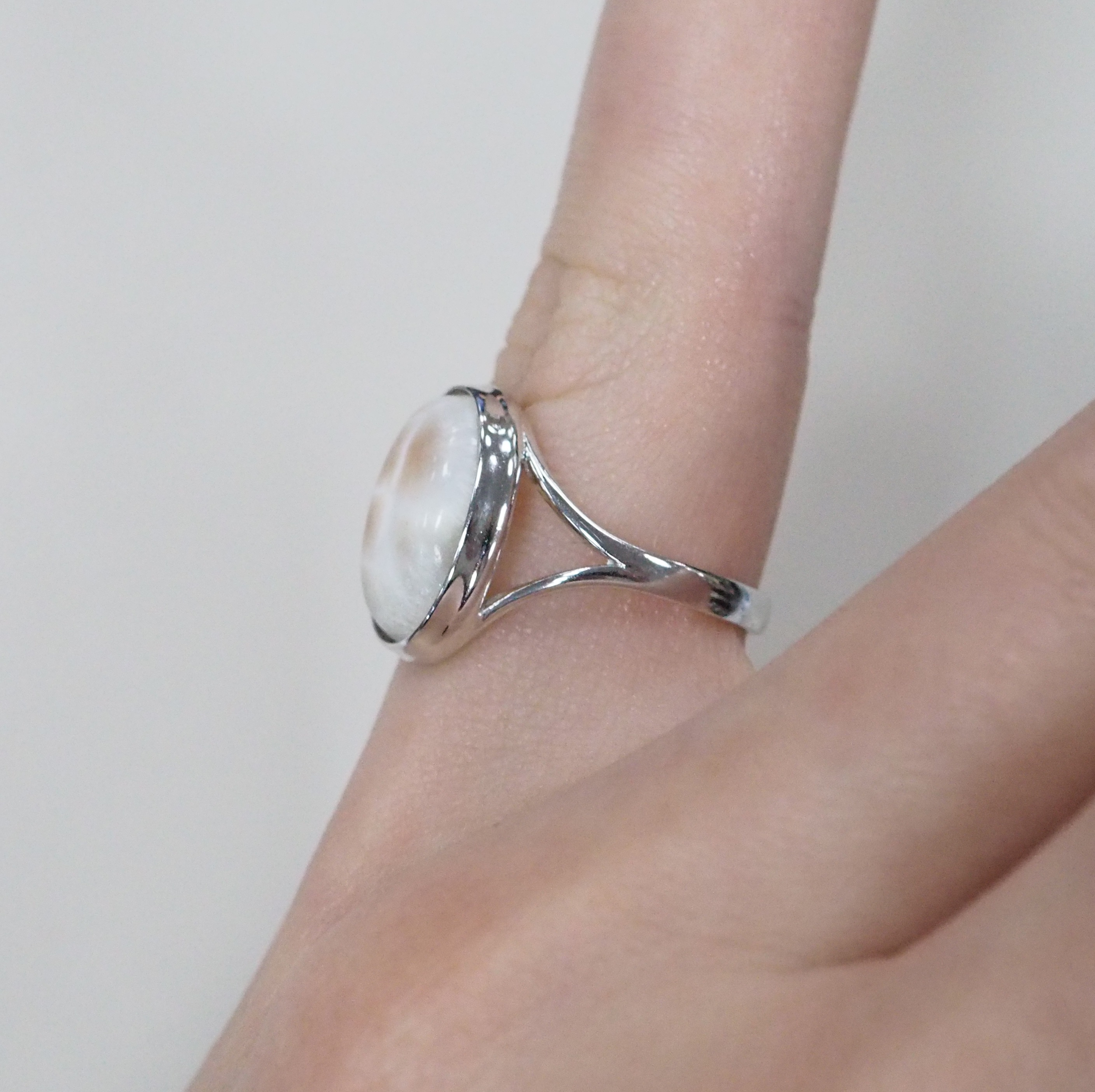 Серебряное кольцо с натролитом